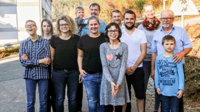 Bild: fdl
Die Vertreter des Theatervereins zusammen mit Bewohnern und Pflegekräften des Gruppenhauses I. Rechts Lehrer Christian Hüttner.