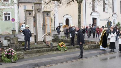 Bild: bö
Zum Gedenken an die Gefallenen und Vermissten aus zwei Weltkriegen legten Bürgermeister Florian Junkes und Schützenmeister Josef Scharr (KSK-Tell- und Burgschützen) in Hohenburg einen Kranz am Kriegerdenkmal nieder. Die Trachtenkapelle umrahmte die Gedenkstunde.