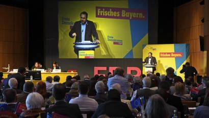 Bild: Petra Hartl
Der Landesvorsitzende Daniel Föst wirbt beim 77. Landesparteitag in Amberg für Reformen.