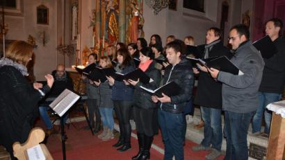Bild: jr
Schon zum sechsten Mal gibt der Chor „Grazie A Dio“ ein Konzert. Leiterin Michaela Burger und ihre Sänger freuen sich auf viele Besucher.