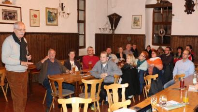 Bild: rpp
Architekt Emil Lehner von SHL Architekten und Stadtplaner stellt den Kaibitzern erste Ideen für die Dorferneuerung vor.