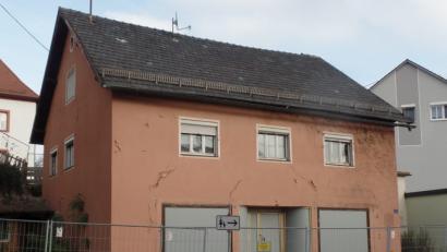 Bild: Brendel, Hubert (BR)
Der Abriss der „Obstecke“ (Bild) und die Neugestaltung des Areals gehört im kommenden Jahr zu den Großprojekten der Gemeinde Ebnath. Auf der Grundlage einer Entwurfsplanung erläutert Rathauschef Manfred Kratzer in der Bürgerversammlung im Detail, was vorgesehen ist.