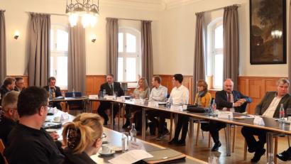 Bild: Wolfgang Steinbacher
Sie treffen sich regelmäßig, besuchen sich gegenseitig oder telefonieren zwischendrin einfach mal. Die Mitglieder des ersten Energieeffizienz-Netzwerks für Kommunen, das vor drei Jahren an der OTH gestartet wurde, sind eine starke Gemeinschaft.