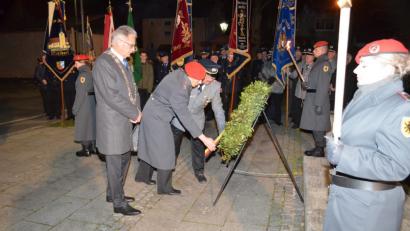 Bild: fz
Bürgermeister Josef Hammer, Hauptmann Claudia Kolodinski und SK-Vorsitzender Mario Rössler (von links) legen einen Kranz am Ehrenmal nieder.