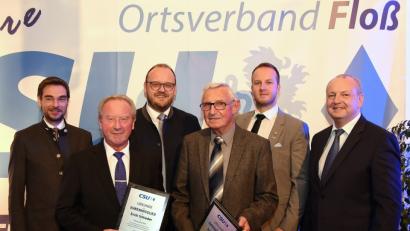 Bild: bgm
Erich Schieder (vorne, von links), Josef Schaller und Waltraud Stangl (nicht im Bild) sind neue Ehrenmitglieder der CSU Floß. Kreisvorsitzender Stephan Oetzinger (hinten, von links), Landrat Andreas Meier, Ortsvorsitzender Sebastian Kitta und Festleiter Armin Betz gratulierten.