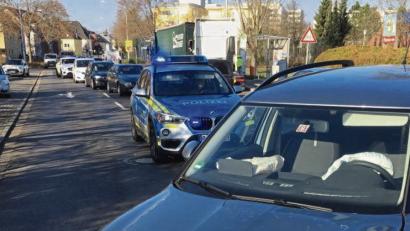 Bild: Gustl Beer
Weiterfahren konnten die Wagen nicht mehr, nachdem sie am Samstagmittag ein Sattelschlepper in der Leuchtenberger Straße gerammt hatte.