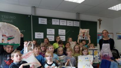 Bild: ela
Grenzenlos bunt ist die Patenschaft der Etzenrichter Schule mit der Volksschule in Eger. Das zeigen die Kinder auch bei einem Bastelprojekt.
