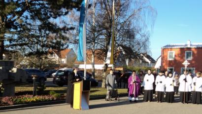 Bild: ksi
Am Mahnmal gedachten die Teilnehmer der Verstorben beider Weltkriege