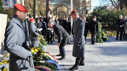 Bild: fz
Oberbürgermeister Kurt Seggewiß und Oberstleutnant Frank Bergemann legen einen Kranz nieder.