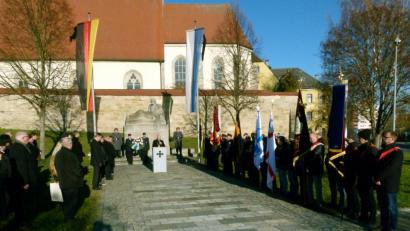 Bild: rn
Die Eschenbacher Vereine zeigen ihre Verbundenheit mit den Opfern der Kriege. Die Reservistenkameradschaft stellt die Ehrenposten.