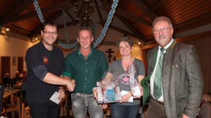 Bild: pi
Bürgermeister Johann Maurer (rechts) überrascht die Vorsitzenden der Borner Feuerwehr, Thomas Maxeiner und Florentine Machts (Mitte), mit Erinnerungsgeschenken. Darüber freut sich auch Neudorfs Vorsitzender Achim Helgert.