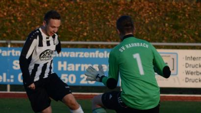 Bild: ham
Florian Schlagenhaufer (links) war einem Treffer ganz nah. Doch im Duell mit Hahnbachs Keeper Benedikt Dietrich versagten dem Schwarzenfelder die Nerven.