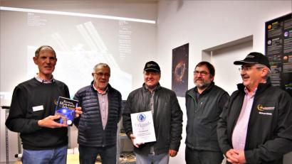 Bild: exb
Johann Köppl, der Vorsitzende des „Vereins der Sternenfreunde“, Bürgermeister Hans Graßl (von links) sowie Michael Albang und Hans Walbrun (von rechts) begrüßten den 15 000. Besucher der Sternwarte: Roland Hartlich (Mitte).