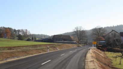 Bild: bjp
50 km/h Höchstgeschwindigkeit in Wollau (Bild) und in der Wollauer Straße in Pressath sollen im Interesse der Einwohner gewährleistet werden. Deshalb will sich die Stadt beim Landkreis für "Geschwindigkeitstrichter"-Tempolimits vor den Ortsrändern auf der ausgebauten Kreisstraße NEW 24 stark machen. Bild: bjp