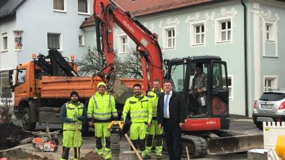 Bild: Stefanie Gradl
Bürgermeister Hans-Martin Schertl (rechts) mit den Mitarbeitern des Bauhofs vor der für die Ladesäule bereitgestellten Fläche.