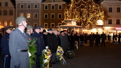 Bild: brü
Mit einer Feierstunde am Kriegerdenkmal am Amberger Rathaus wurde der Volkstrauertag in Amberg begangen.
