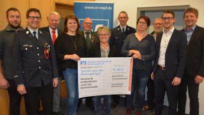 Bild: jr
Beschenkt mit insgesamt 2650 Euro werden zehn Konnersreuther Vereine und Institutionen. Unser Bild zeigt (von links) Andreas Häckl (FFW Neudorf), Philipp Sölch (FFW Konnersreuth), Hugo Hofmann (Rotes Kreuz), Imke Steinert (Kinderhaus), Martin Dietz (Schützenverein), Doris Czerwik (Grundschule), Siegfried Schiml (FFW Höflas), Marion Burger (Nachmittagsbetreuung), Pater Benedikt Leitmayr (Pfarrei St. Laurentius), Geschäftsstellenleiter Christopher Rüth und Regionalmarktleiter Tilo Scharnagl.