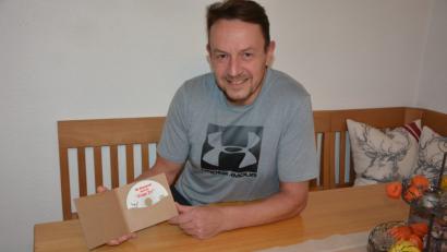 Bild: jr
Reiner Artmann präsentiert seine neue CD „Mit Adventsmusik durch die staade Zeit“, die es ab sofort für zehn Euro zu kaufen gibt. Die Aufnahme enthält zwölf Songs, darunter auch einige Eigenkompositionen.