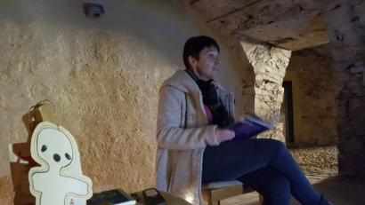 Bild: hir
Mit Gespenster- und Geistergeschichten erweckt die Museumsleiterin Carola Reul das historische "document Schloss Pfreimd" zum Leben. Die Kinder und Jugendlichen aus dem Schülerhort St. Martin lauschen ihr dabei gespannt.