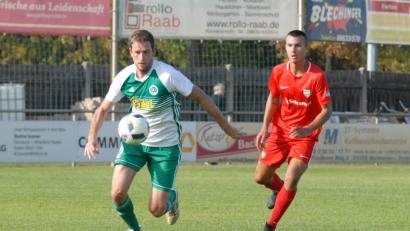 Bild: Rudi Gebert
Der SV Mitterteich feierte am Samstag einen 3:0-Erfolg bei der SG Quelle Fürth. Martin Bächer (links, Szene aus der Partie gegen Baiersdorf) brachte die Stiftländer in der 57. Minute in Führung.