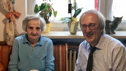 Bild: ua
Bürgermeister Franz Mädler gratuliert Emma Braun zum 90. Geburtstag.