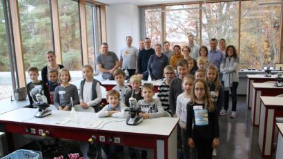 Bild: den
Die Teilnehmerinnen und Teilnehmer am Mikroskopierkurs der VHS im Stiftland-Gymnasium Tirschenreuth vor Arbeitsbeginn