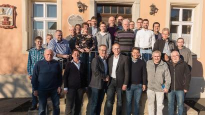 Bild: exb
Der erweiterte CSU-Vorstand steht geschlossen hinter Bürgermeister Werner Nickls (vorne, Dritter von links) Vorschlag, Roman Schäffler als Kandidaten ins Rennen um den Chefsessel im Kemnather Rathaus zu schicken.