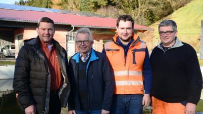 Bild: bey
Max Müllhofer, (2. von links) über vier Jahrzehnte Chef der Pleysteiner Kläranlage, hat seine Arbeitskleidung bereits abgelegt Matthias Schreier-Lunz (2. von rechts) als seinen Nachfolger bestens eingearbeitet. Helmut Moll (rechts) steht zur Hälfte seiner regelmäßigen Arbeitszeit als Mitarbeiter und Vertreter des Kläranlagenleiters bereit. Bürgermeister Rainer Rewitzer (llinks) lobt die Kläranlage dank des Einsatzes von Max Müllhofer als optisch und technisch bestens.