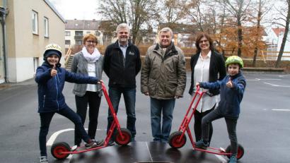 Bild: fpoz
Über das neue Übungsteil für Scooter- und Boardfahrer freuen sich die Schüler Simon und Till bei der Übergabe mit der stellvertretenden Schulleiterin Christa Besold, Gerhard Kraus, Reinhard Lippert und Rektorin Petra Andritzky (von links).