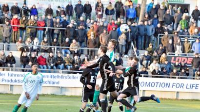 Bild: Hubert Ziegler
1370 Zuschauer bildeten beim Landkreisderby der Bayernliga Nord zwischen der DJK Gebenbach und der DJK Ammerthal eine prächtige Kulisse. Hier kämpfen im Kopfballduell der Gebenbacher Innenverteidiger Andre Biermeier (Mitte hinten) und Mittelfeldspieler Jonas Lindner (rechts) gegen Ralf Egeter, Kapitän Mario Zitzmann und Florian Fruth (rechts) von der DJK Ammerthal um den Ball.