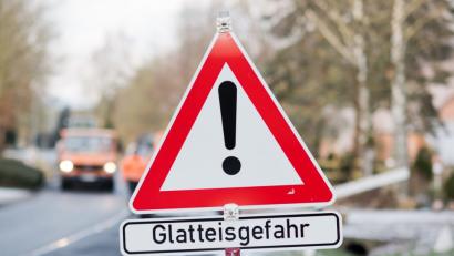 Bild: Julian Stratenschulte/dpa
Auch wenn es das Wetter zuletzt vergessen ließ: Mitte November kann es schon ordentlich glatt werden. Aus Freihung meldet die Polizei den ersten Glätte-Unfall.