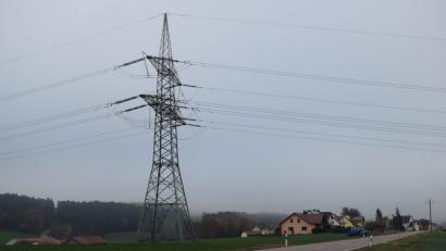 Bild: bnr
Strommasten direkt am Ortsrand, wie hier bei Inzendorf, sollen bald der Vergangenheit angehören. Der Ostbayernring rückt 300 Meter vom Dorf weg.