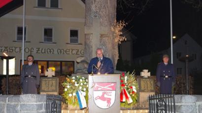 Bild: soj
Für Bürgermeister Manfred Kratzer ist der Volkstrauertag auch Anlass, an die Folgen von Kriegen zu erinnern.