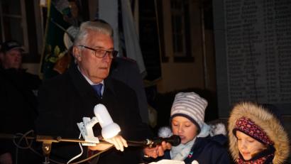 Bild: bkr
Zweiter Bürgermeister Josef Hecht hält das Mikrofon für Marie-Luise Schmid (Mitte) und Julia Stauter (rechts) bei ihrem Gedicht über den Volkstrauertag.