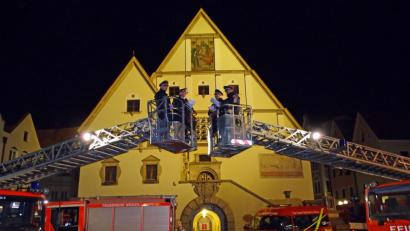 Bild: Dobmeier
Die Neustädter Wehrführung (rechts) fand Gehör auf der Drehleiter bei den Weidener Kameraden, die das Patengesuch als Ehre ansahen und gerne annahmen.