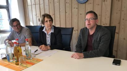 Bild: eig
Kombiklassen an der Grundschule: Der Elternbeiratsvorsitzende Bernd Reil (rechts) und Bürgermeister Reiner Gäbl (links) haben Landtagsabgeordnete Annette Karl um Hilfe gebeten; beide wollen keine Kombiklassen an ihrer Schule.