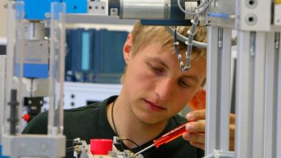 Bild: Wolfgang Thieme/dpa
Symbolbild: Industriemechaniker sorgen dafür, dass Maschinen laufen, wie sie sollten.