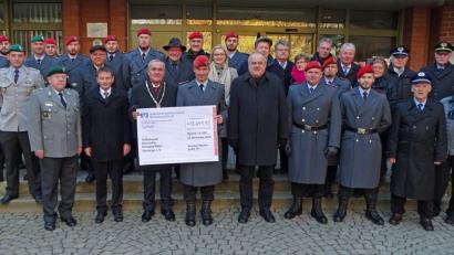 Bild: Dobmeier
Bei der Ehrung der Soldaten, Reservisten und prominenten Sammler erhielt OB Kurt Seggewiß (mit Amtskette) als Ansprechpartner für den Volksbundes der Deutschen Kriegsgräberfürsorge den Scheck von 13.649,92 Euro von OTL Frank Bergemann (rechts daneben) überreicht im Beisein von Bundeswehrsoldaten und Ehrengästen. Bild: Dobmeier