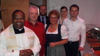 Bild: Klaus Högl
Die Schuchs ziehen mit ihrer Metzgerei um (vorne von rechts): Pfarrer Moses Gudapati, Seniorchef Alfred Schuch, Ehefrau Doris Schuch. Hinten von links Josef Vogl, Ann-Cathrin Schuch und Johannes Schuch.
