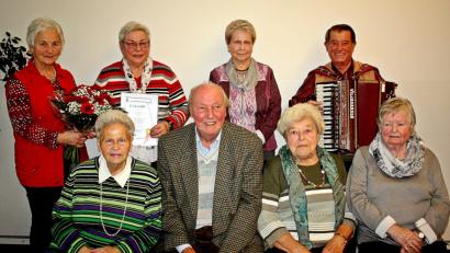 Bild: R. Kreuzer
AWO-Vorsitzende Hilde Zebisch (links) ehrt Lilo Gerstner, Johann Sittl, Elise Kolb und Lina Helm (vordere Reihe, von links) sowie Ingrid Sittl, Anna Wenzl und Wilhelm Moser (hintere Reihe, von links).