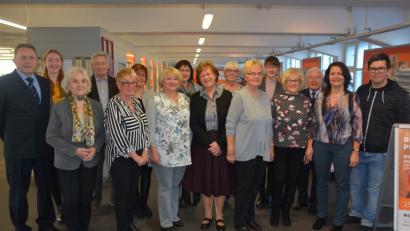 Bild: jr
Alle beteiligten Künstler der 41. Malkreisausstellung im Museumscafe stellten sich zum Gruppenbild. Künstlerischer Leiter Hans-Günther Pietschmann (links) ist stolz auf seine Leute.