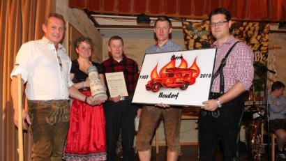 Bild: pi
Armin Enk (Mitte) ist seit Samstag Ehrenmitglied der Feuerwehr Neudorf. Die Urkunde händigen die Vorsitzenden Achim Helgert und Stefan Frischholz (von rechts). Außerdem tauschen sie mit den Borner Vorsitzenden Thomas Maxeiner und Florentine Machts (von links) Erinnerungsgeschenke aus.