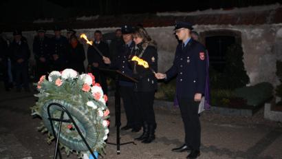 Bild: bjp
Viel Stoff zum Nachdenken gibt Bürgermeisterin Carmen Pepiuk den Zuhörern ihrer Volkstrauertagsansprache mit auf den Weg.