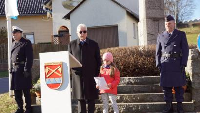 Bild: bkr
Unter die Haut geht das Gedicht „Krieg“ von Annegret Kornenberg, das Marlene Schlicht vorträgt. Die Gedenkrede hält zweiter Bürgermeister Josef Hecht (links daneben). Die Ehrenwachen stellen Peter Hößl (links) und Wolfgang Nickl (rechts) von der Krieger- und Soldatenkameradschaft.