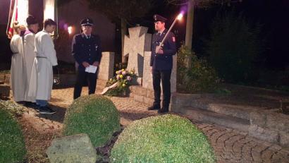 Bild: gi
Der Auftakt zu den Gedenkfeiern zum Volkstrauertag wurde in der Marktgemeinde Moosbach in der Ortschaft Heumaden gemacht. Geistlicher Rat Josef Most sprach die großen Opfer der Soldaten für ihre Heimat an. Feuerwehr-Vorsitzender Michael Bauer legte im Namen der Ortschaft einen Kranz nieder.