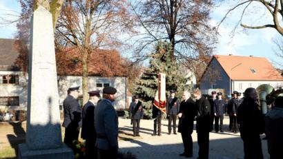 Bild: njn
Vor dem Kriegerdenkmal in Wildenreuth legten (von links) zweiter Bürgermeister Johannes Reger und Pfarrer Manuel Sauer einen Kranz ab.