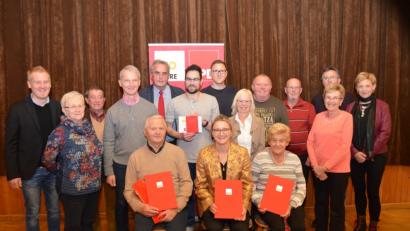 Bild: fz
Ruth Werner, Hildegard Ziegler und Helmut Zupfer (sitzend von rechts) wurden als langjährige SPD-Mitglieder von der Vorstandschaft geehrt. Das Parteibuch erhielt Johannes Gollwitzer (Sechster von links)	.