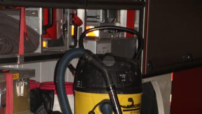 Bild: frd
Damit den Mitbürgern bei Wasserschäden schnell geholfen werden kann, hat der Gemeinderat dem Antrag der Niedermuracher Feuerwehr stattgegeben. Nun werden von der Gemeinde ein Pumpsauger (vorne) und eine Schmutzwasserpumpe angeschafft. Das Foto zeigt die Ausrüstungsgegenstände der Stützpunktwehr Oberviechtach.