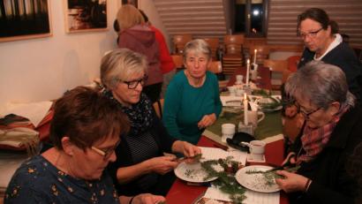 Bild: wro
In der „Spinnstub’n auf der Schleif“ wird mit Immergrün gebastelt.