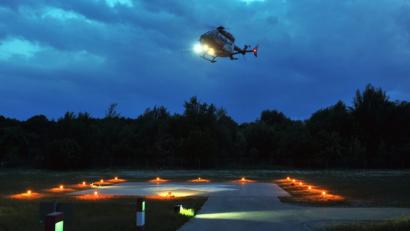 Bild: DFR Luftrettung/dpa
In der Nacht musste ein Rettungshubschrauber in Sulzbach-Rosenberg landen, um den Verletzten nach Nürnberg zu fliegen (Symbolbild).